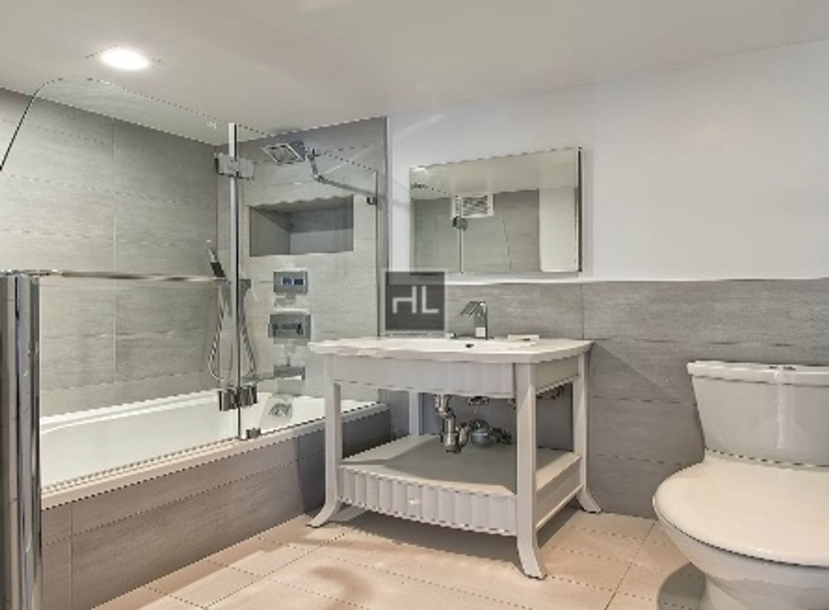 Building Photo - TRUE 3 Bed 2 bath with Balcony / Washer and dryer /Doorman