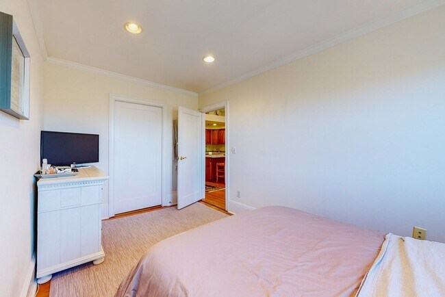 Building Photo - 320 Commonwealth Ave