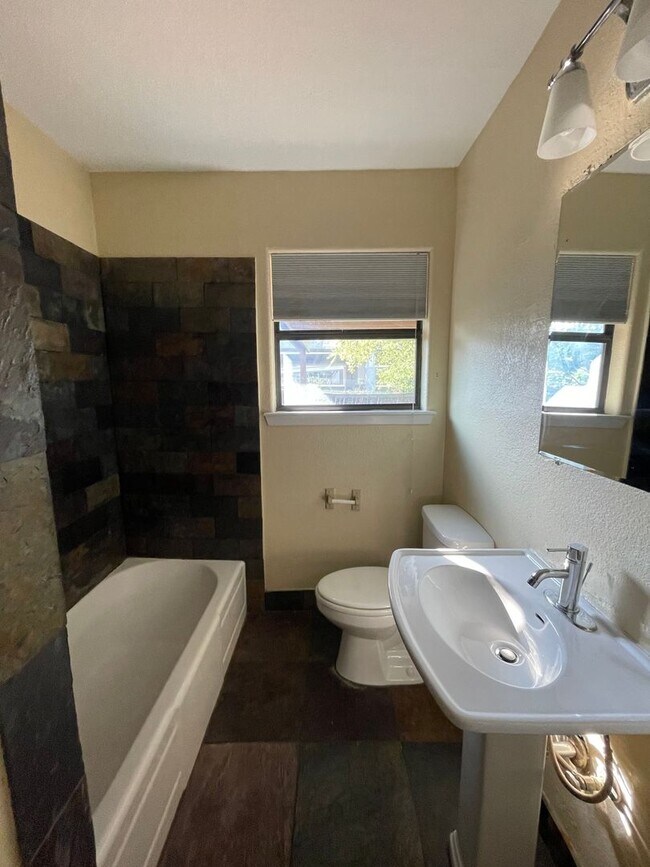 Building Photo - 7bed/6.5bath + 3 car garage and carport