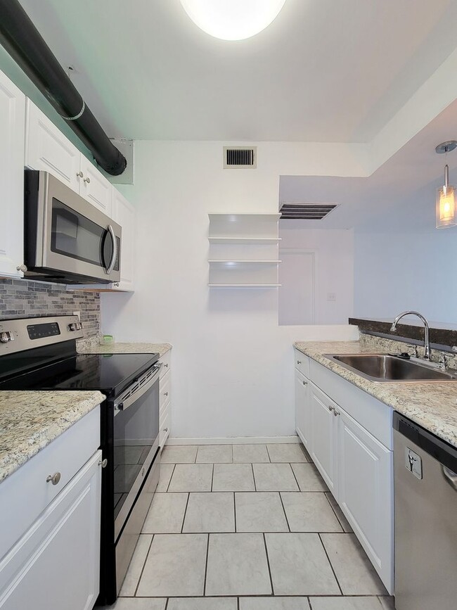 Building Photo - Spacious one of a kind 2 bedroom 2 bath condo in excellent condition. Entire condo has been paint...