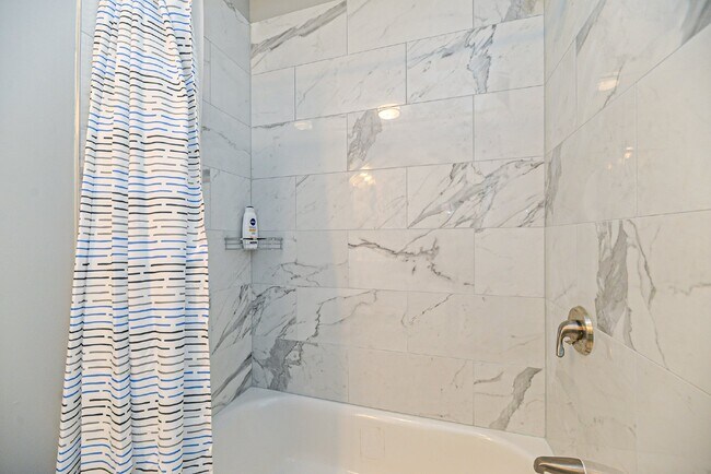 Building Photo - Gorgeous 2 bedroom very spacious condo at ...