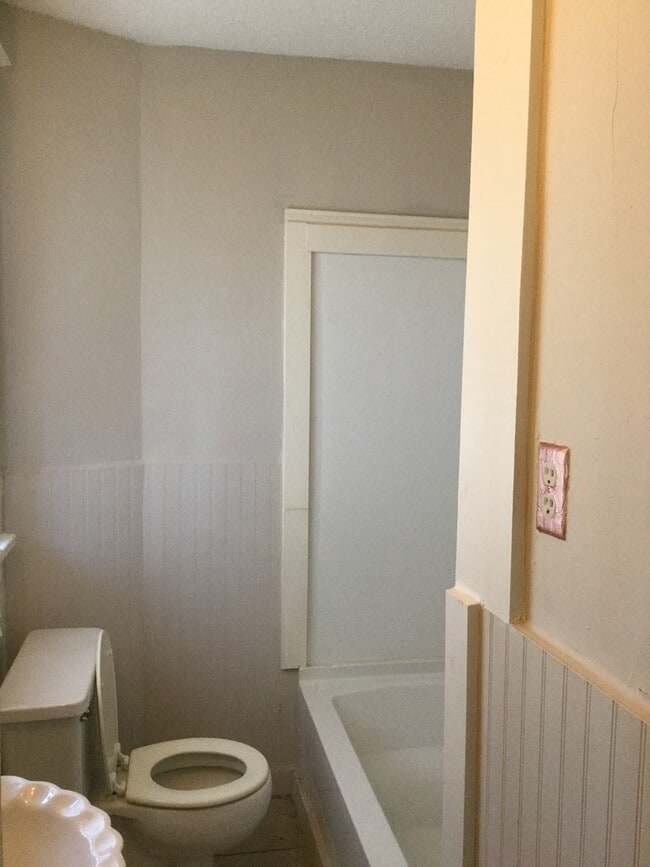 Building Photo - 1 Bedroom, 1 Bathroom Near UOM and Echles St