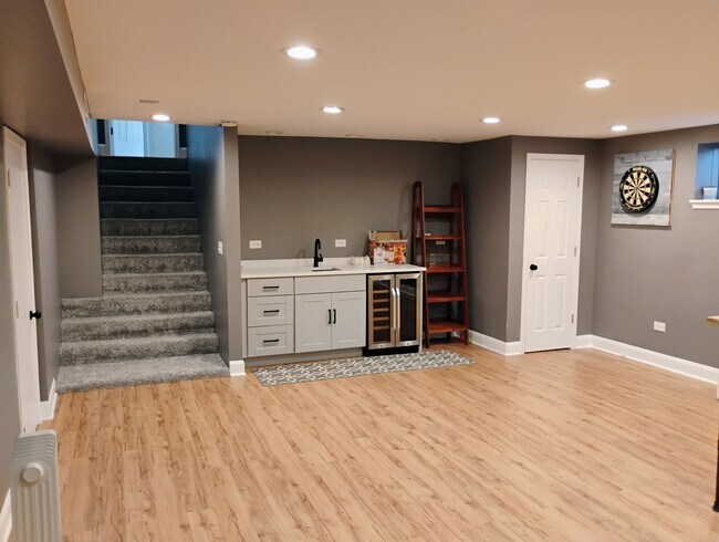 Building Photo - 4958 Oak Ln