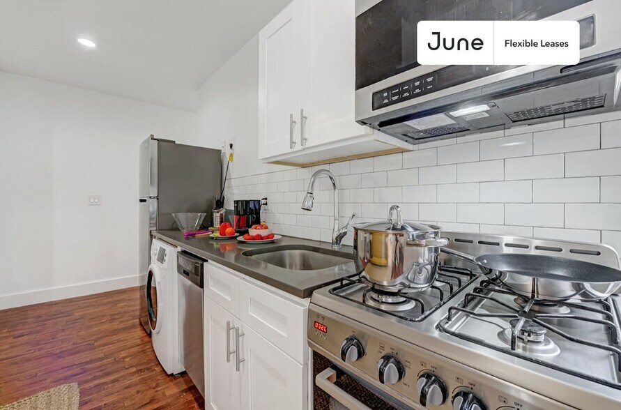 Building Photo - Spacious ROOM at The Kensington House