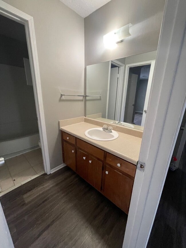 Building Photo - Cute 3 bed condo in great Hermitage location!