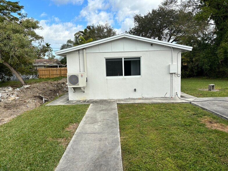 Building Photo - 6700 SW 40th St