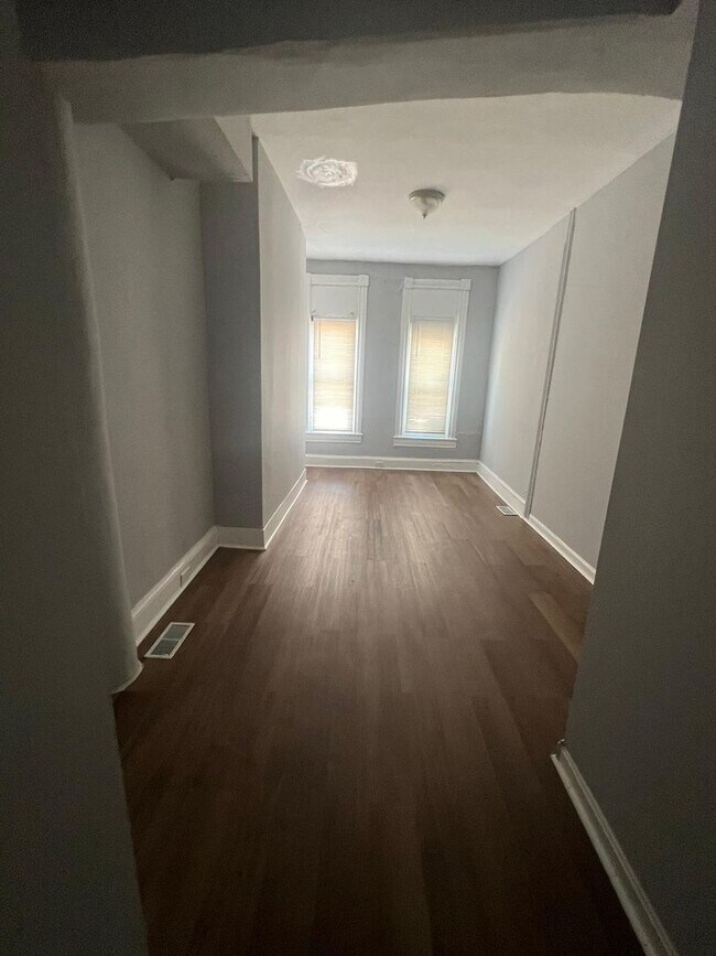 Building Photo - Four Bedroom One Bathroom Unit Recently Re...