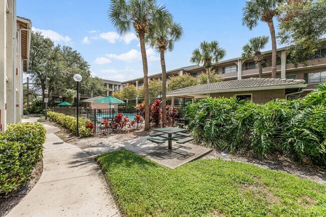 Building Photo - Newly Renovated ~ Ground Floor Condo in th...