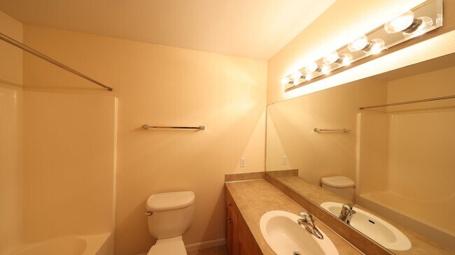 Building Photo - 4 Bed 2.5 Bath - Dog Friendly - Groups - N...