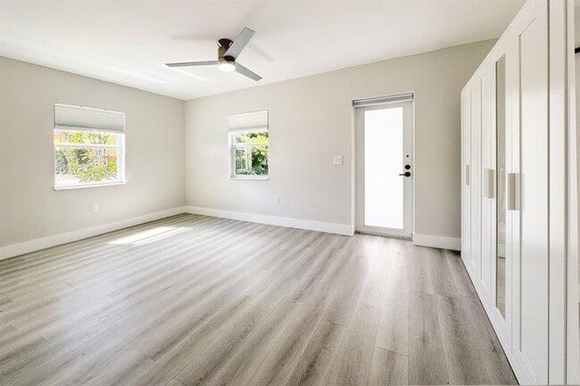 Building Photo - 1641 NE 5th Ct