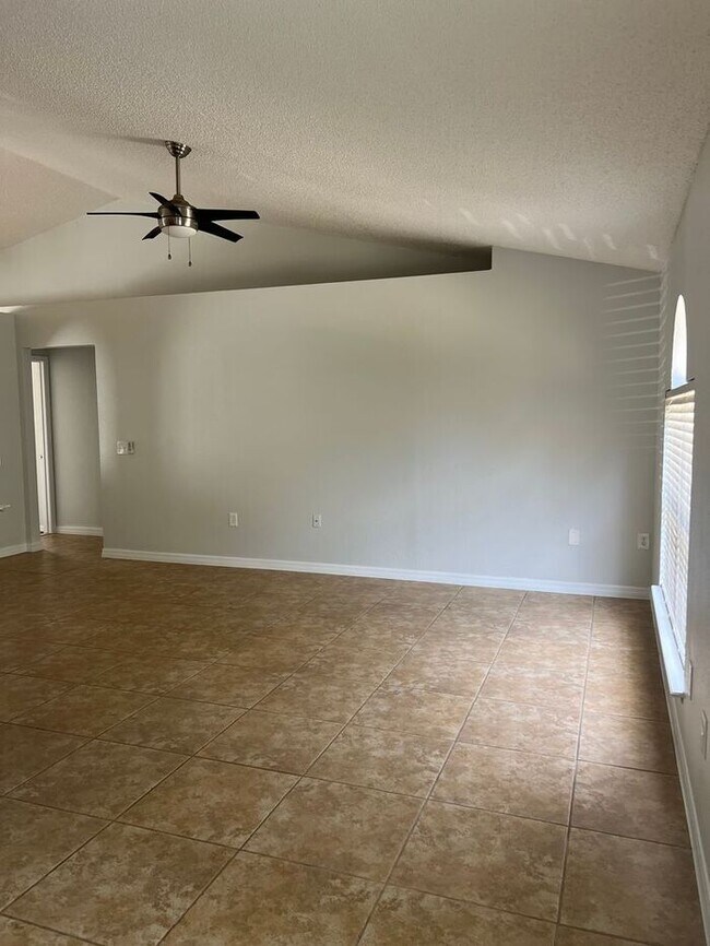 Building Photo - Updated Home in Poinciana