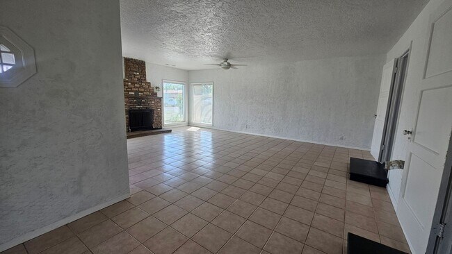 Building Photo - Charming house in Dinuba