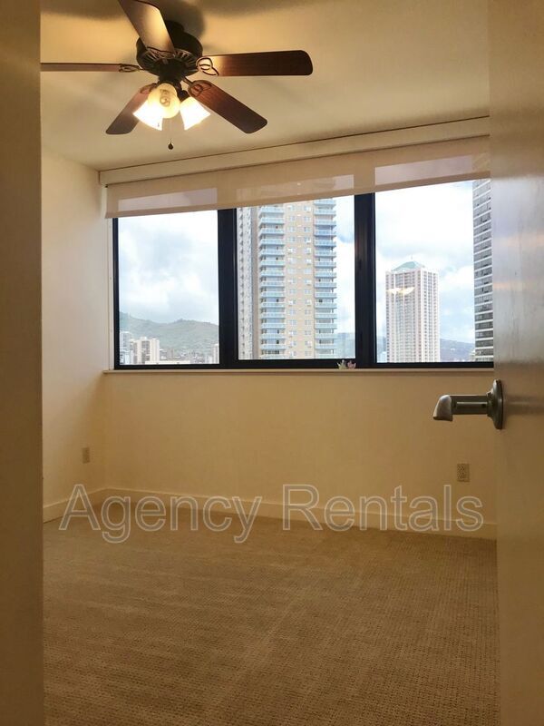 Building Photo - 600 Queen St