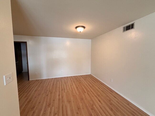 Building Photo - 2 Bed/ 2 Bath Condo