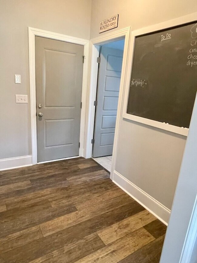 Building Photo - Welcome to this charming 3-bedroom, 2-bath...