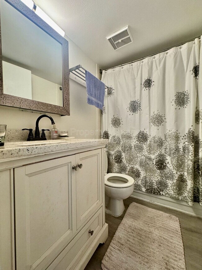 Building Photo - 1740 NW N River Dr