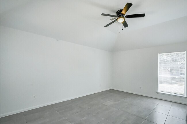 Building Photo - 15806 Land View Dr