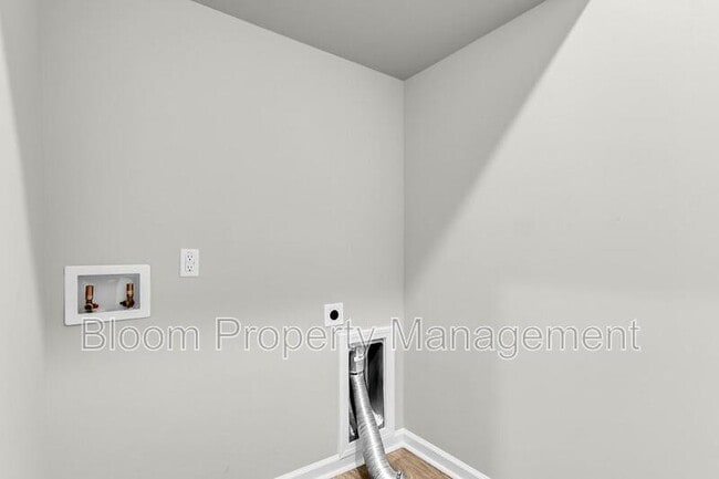 Building Photo - 205 Maple Hl Dr