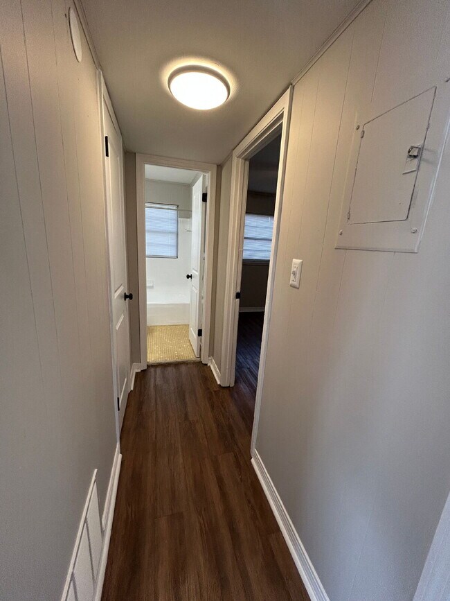 Building Photo - 2150 Saxon St