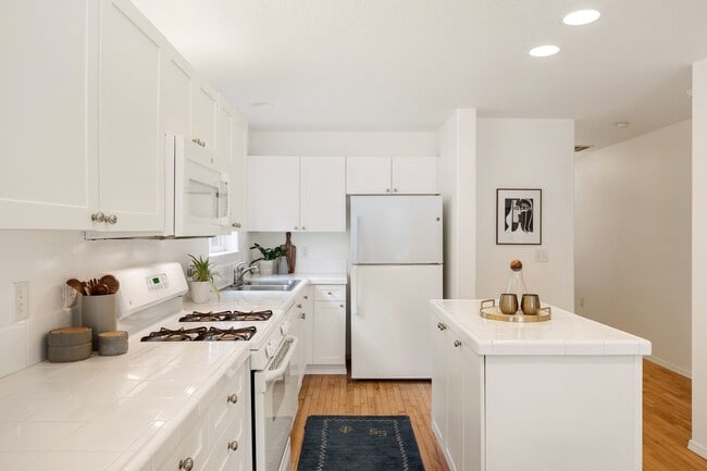 Building Photo - Spacious Cathedral Park Townhouse with Private Yard & Garage