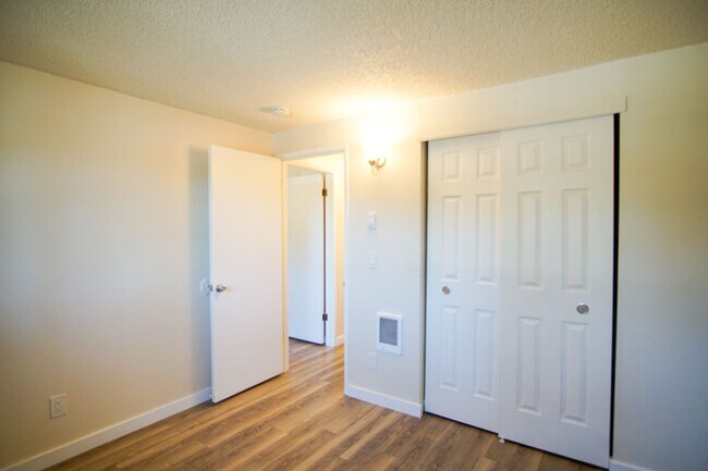Building Photo - 2nd Floor 2 Bedroom with Parking, Dishwasher, & Pet-Friendly!