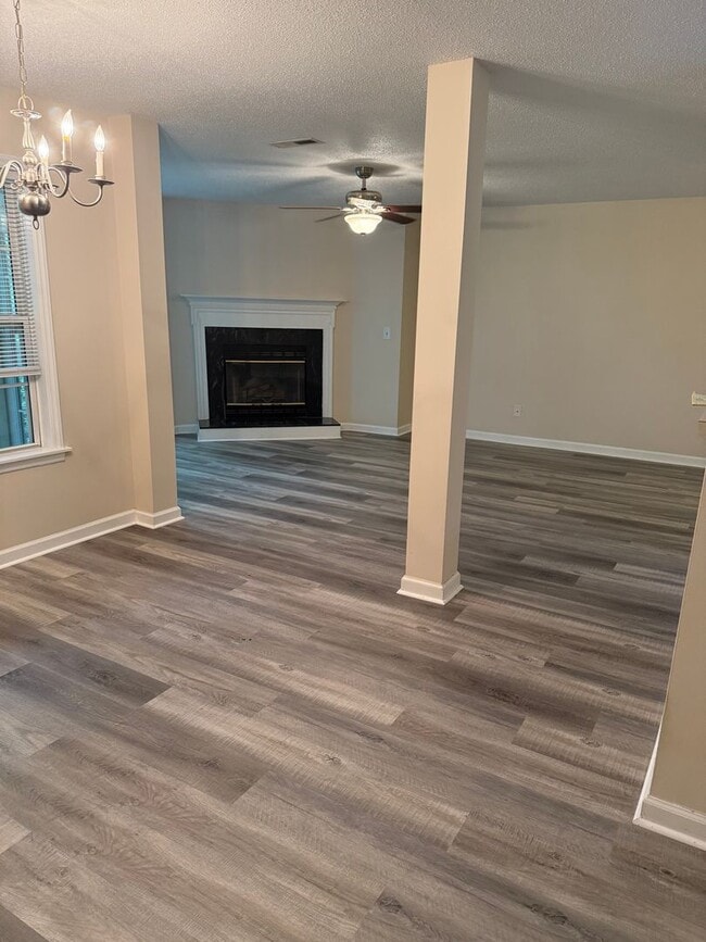 Building Photo - Immaculate 2 BR condo convenient to loop and I-40