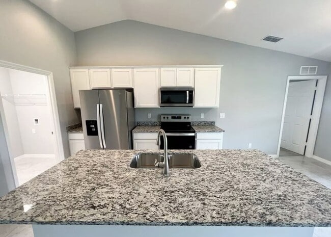 Building Photo - AVAILABLE NOW! 3 Bedroom + Den - 2 Bathroo...