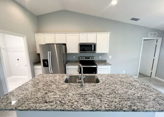 Building Photo - FREE APPLICATION SPECIAL- 3 Bedroom + Den ...