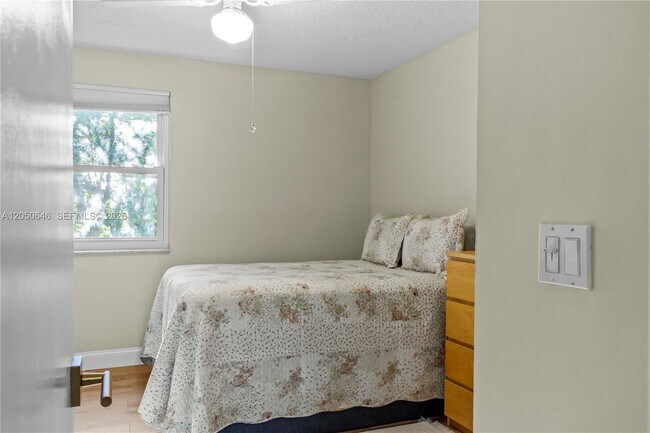 Building Photo - 6885 NW 75th Pl