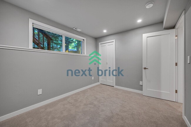 Building Photo - Welcome to this beautifully located 4-bedroom, 2-bath