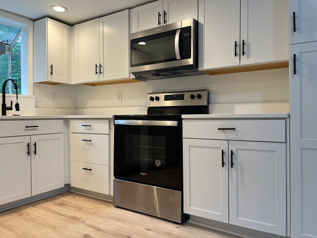 Building Photo - Renovated 1 Bd/ 1 Ba Cottage w/ Loft Walki...