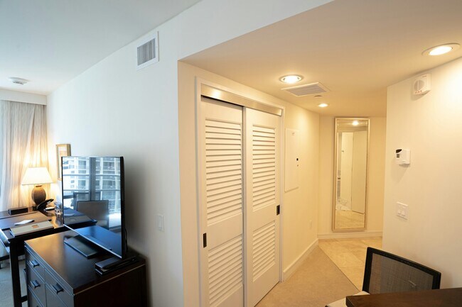 Building Photo - 223 Saratoga Rd