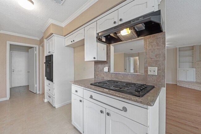 Building Photo - 807 Seacliff Dr