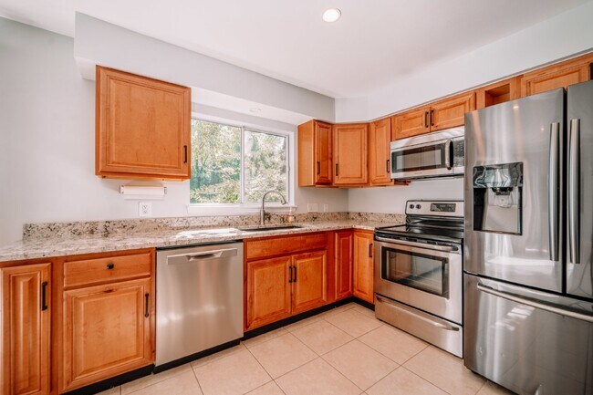 Building Photo - Spacious 5-Bedroom End-Unit Townhome in Reston with 3 Finished Levels, Renovated Kitchen & Fenced...