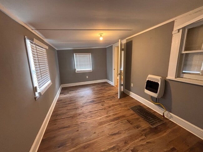 Building Photo - 3 Bedrooms- 1 Bathroom- House in East Rome!