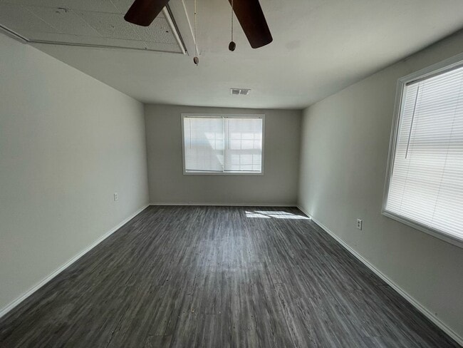 Building Photo - Del City Three Bedroom - Complete Remodel!