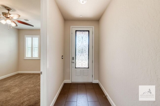 Building Photo - Beautiful 4 bedroom home on the Golf Course!