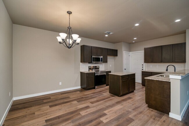 Building Photo - GORGEOUS 3 BEDROOM DUPLEX LOCATED IN MIDLO...