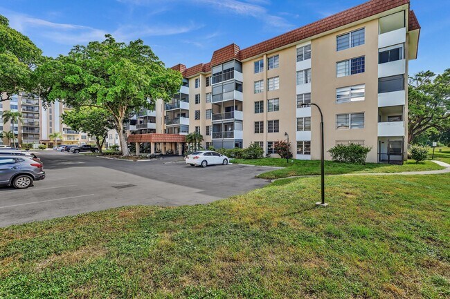Building Photo - 4158 Inverrary Dr