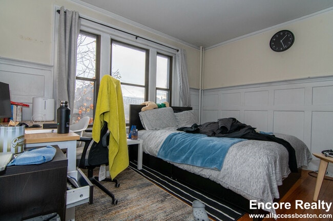 Building Photo - 448 Park Dr