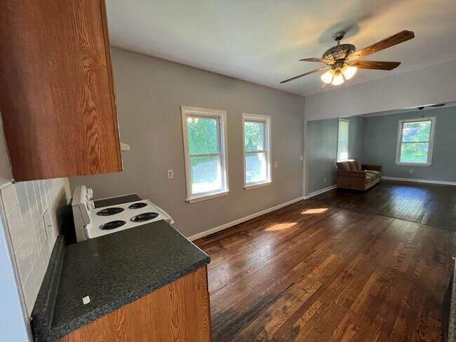 Building Photo - 2 bedroom 1 bathroom gem in Harrison Towns...