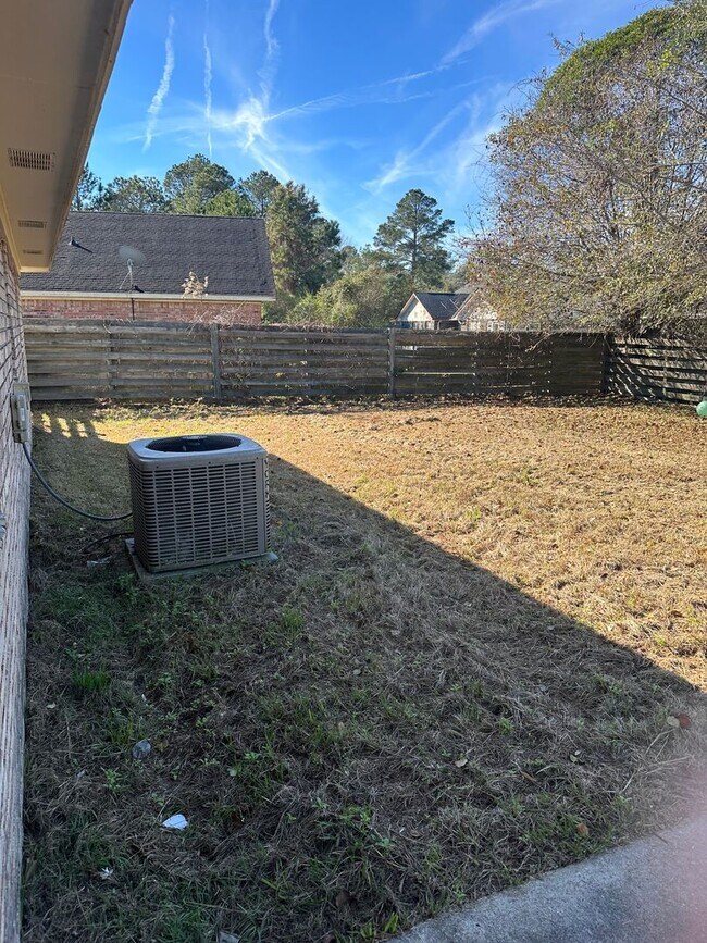 Building Photo - 3 Bedroom 2 Bath Pet Friendly Home.