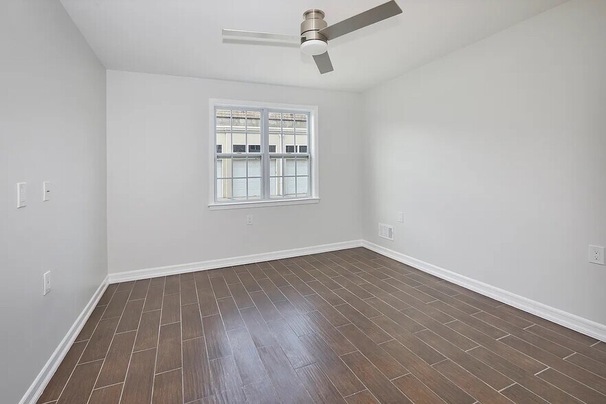 Building Photo - 10220 Rockaway Beach Blvd