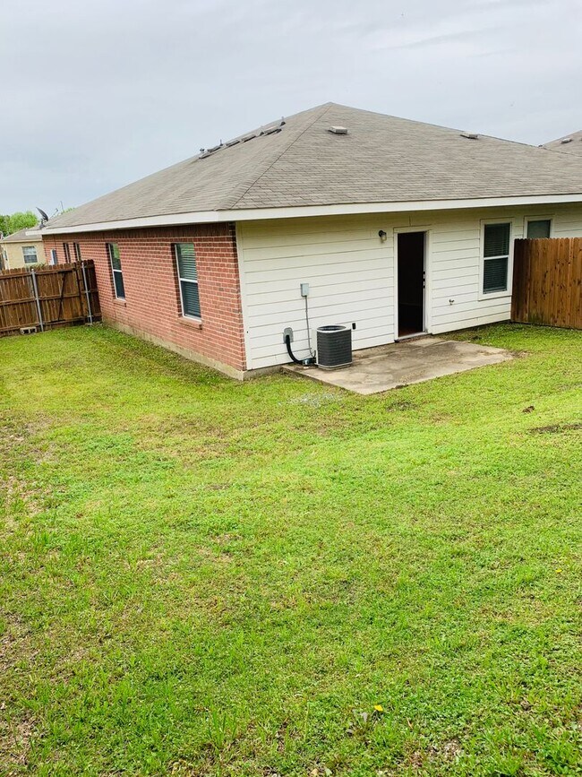 Building Photo - Charming 3/2 Duplex with Garage — No Carpet, Fenced Yard!