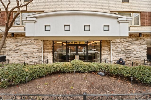Building Photo - 426 W Barry Ave