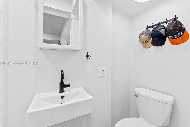 Building Photo - 908 SW 12th Ct