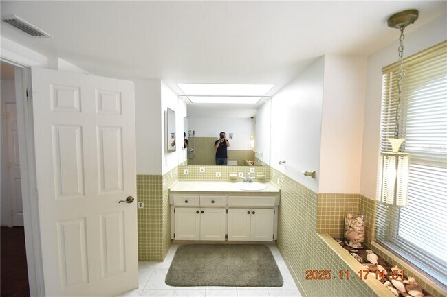 Building Photo - 705 Spanish Main Dr