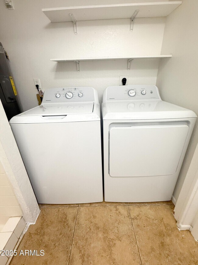 Building Photo - 498 E Mesquite Ave