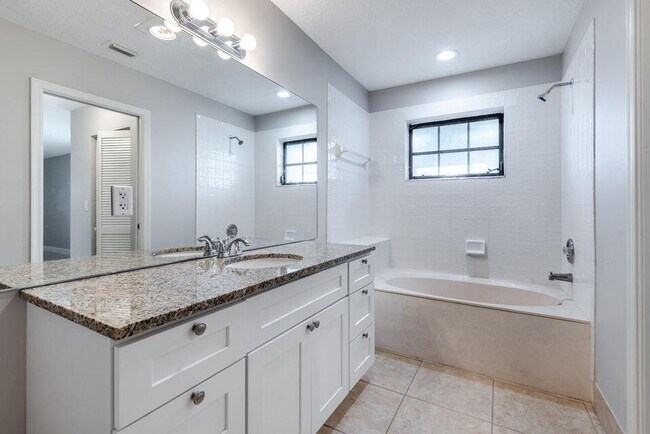 Building Photo - 1025 Staghorn St