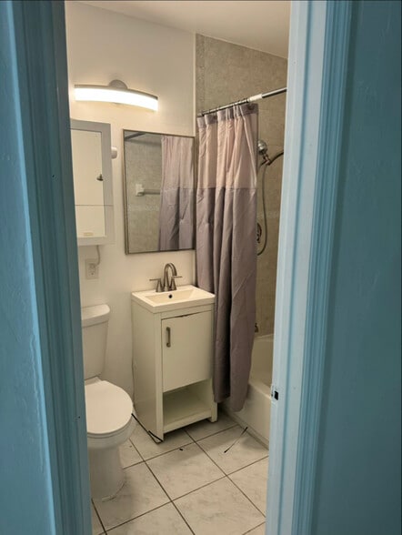 Building Photo - 1014 Salzedo St